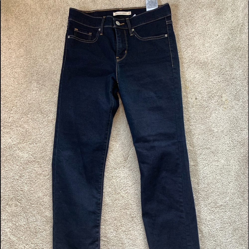 DARK BLUE LEVI JEANS!